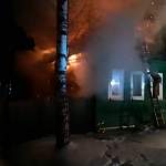 На пожаре в Крестцах удалось спасти женщину