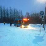 В Великом Новгороде пассажирский автобус застрял на неубранной от снега улице