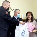 Новгородские полицейские поздравили с 8 Марта супругу коллеги, который находится в служебной командировке