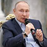 Владимир Путин поддержал инициативу волонтеров «Единой России» о страховании немедицинских работников