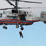 Новгородские спасатели показали, как выполнить спуск с вертолета без парашюта
