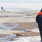 Спасатели вынесли со льда Ильменя дедушку-рыбака со сломанной ногой