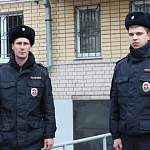 В Великом Новгороде полицейские с риском для жизни спасли мальчика на пожаре