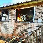 Сегодня в Старорусском районе сгорел дом. Соседям удалось спасти человека