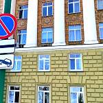 На Центральной площади Великого Новгорода автомобилистам напомнили о знаке «Стоянка запрещена»