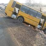 В ДТП со школьным автобусом в Новгородском районе пострадали ребёнок и женщина