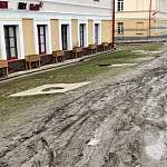 В Великом Новгороде за парковку машин на газоне у ресторана MAY будут штрафовать