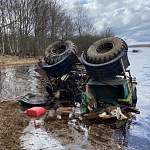 В Новгородской области утонул мужчина за рулем самодельной машины
