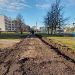 В Великом Новгороде у детской поликлиники на Кочетова ремонтируют тротуар