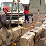 Строители приступили к восстановлению гранитных плит монумента Победы в Великом Новгороде