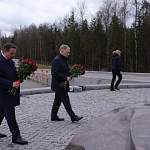 Андрей Никитин и Вячеслав Петушенко возложили цветы к памятнику «Погибшим при защите Отечества» на М-11