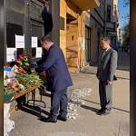 Андрей Никитин возложил в Санкт‑Петербурге цветы к зданию представительства Татарстана в память о погибших в Казани