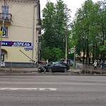 На Большой Московской в Великом Новгороде иномарка снесла светофор