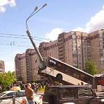 В Санкт-Петербурге автобус с пассажирами влетел в столб и повис на нём