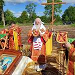 Митрополит Лев освятил поклонный крест на месте братской могилы в деревне Вдицко
