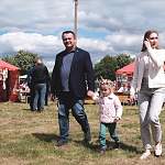 Андрей Никитин вместе с семьей посетил фестиваль «Хоровод традиций» в деревне Наволок