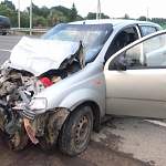 В Новгородском районе женщина без прав за рулем «Шевроле» врезалась в стоящую на светофоре «Мицубиси»