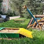 На детской площадке в Старой Руссе упал «грибок»