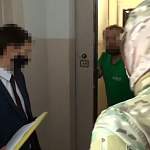Сотрудника Новгородского таможенного поста задержали по подозрению в систематическом получении взяток 