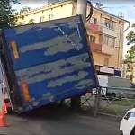 В Великом Новгороде перевернулся грузовой автомобиль