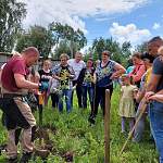 Долгожительница из посёлка Шимск пообещала оберегать молодой яблоневый сад