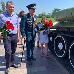 Ветеран-фронтовик Александр Попов и депутат Николай Верига возложили цветы к мемориалу на Малом Волховце