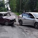 В Боровичах невнимательность «бесправного» водителя отправила в больницу его юную пассажирку