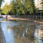 Улицу Людогоща в Великом Новгороде затопило из-за прорыва трубы
