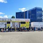 Фотофакт: жители Великого Новгорода встали в строй на вакцинацию у гипермаркета