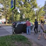 В Великом Новгороде на «зебре» перевернулся автомобиль