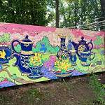 Село Бронница украсили картины на бетонном заборе
