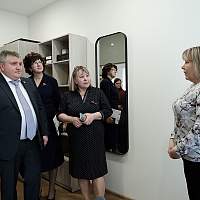 Александр Дронов посетил Семейный МФЦ в Пестовском округе