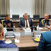 Александр Дронов поздравил командиров воинских частей с наступающим Днём Победы