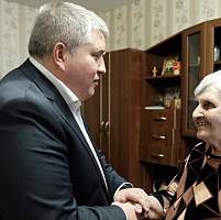Александр Дронов приехал в гости к блокаднице Раиде Яковлевне Шатуновой