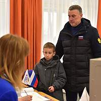 Александр Розбаум проголосовал на выборах президента РФ вместе с внуком