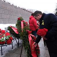 Андрей Никитин возложил цветы к монументу «Мать-Родина» на Пискарёвском кладбище в Санкт-Петербурге