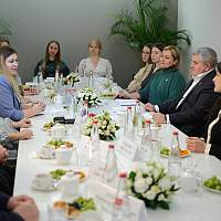 Беременные новгородские студентки получили сертификаты на единовременную выплату