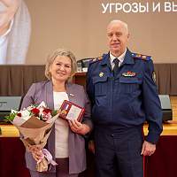 Елена Писарева и Никита Михалков награждены медалями Следкома России