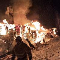Этой ночью огнеборцы тушили сразу два пожара в Чудовском районе
