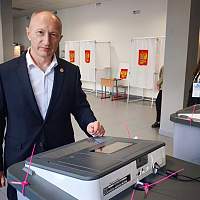 Евгений Богданов проголосовал на выборах главы региона