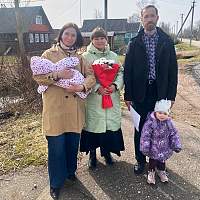 Глава Старорусского района поздравила семью Курган с рождением двенадцатого ребёнка