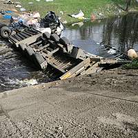 Упавший с моста большегруз спровоцировал резкий подъём уровня воды в реке Ярынья