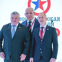 Александр Дронов обсудил на ПМЭФ-2025 развитие спорта с Александром Карелиным