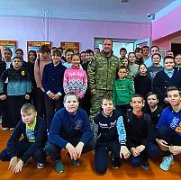 Командир танкового батальона из зоны СВО встретился со школьниками из боровичской деревни
