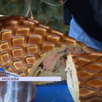 Любытинские шеф-повара удивили москвичей новгородской рыбной кулебякой