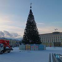 Мэр Александр Розбаум объяснил новгородцам, почему с главной площади так рано убирают новогоднюю ёлку