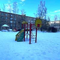 Мэрия Великого Новгорода ищет хозяев детских площадок на улице Попова