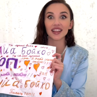 MIA BOYKA сделала обзор на подаренные новгородцами плакаты и игрушки MIA BOYKA сделала обзор на подаренные новгородцами плакаты и игрушки