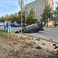 На Большой Санкт-Петербургской улице перевернулся автомобиль