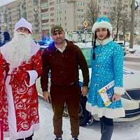 На дорогах Великого Новгорода заметили Деда Мороза и Снегурочку